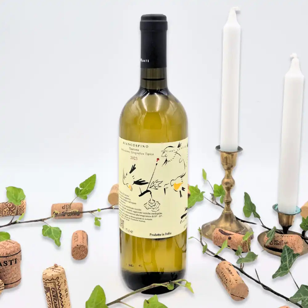 Biancospino omgivet af vinkorker, grønne blade og to hvide lysestager på hvid baggrund.